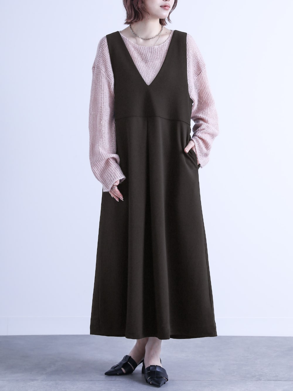 ブラック系のジャンパースカートを着用したレディースの夏コーディネートの1枚目の写真