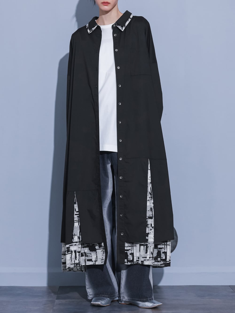 ブルー系のデニムパンツ、ブラック系のシャツワンピース、ホワイト系のTシャツ/カットソーを着用したレディースの夏コーディネートの1枚目の写真