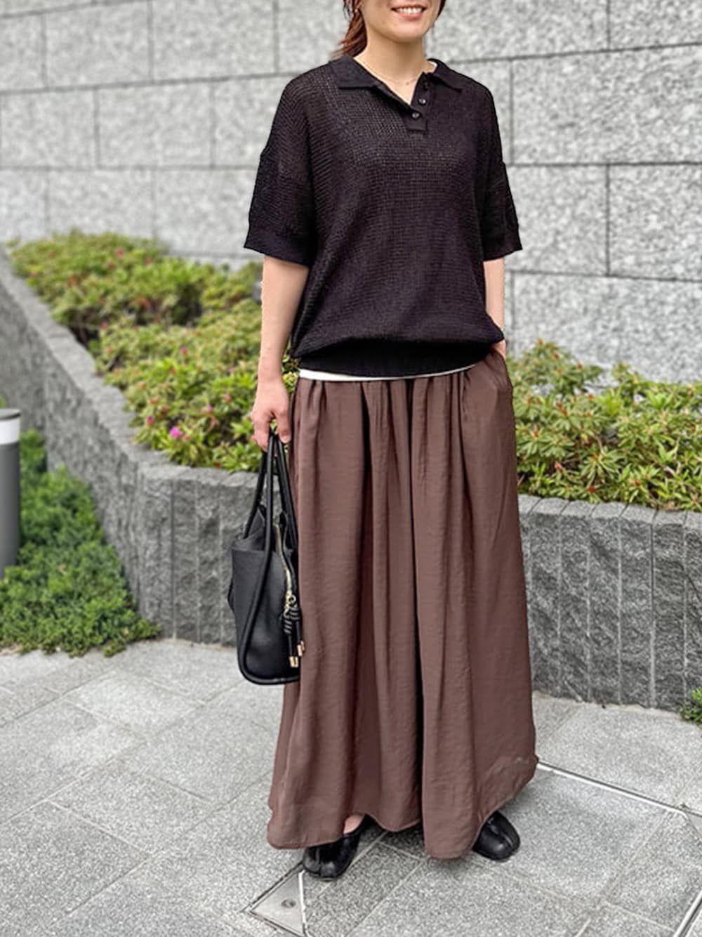 ブラウン系のその他パンツ、ホワイト系のタンクトップを着用したレディースの春コーディネートの1枚目の写真
