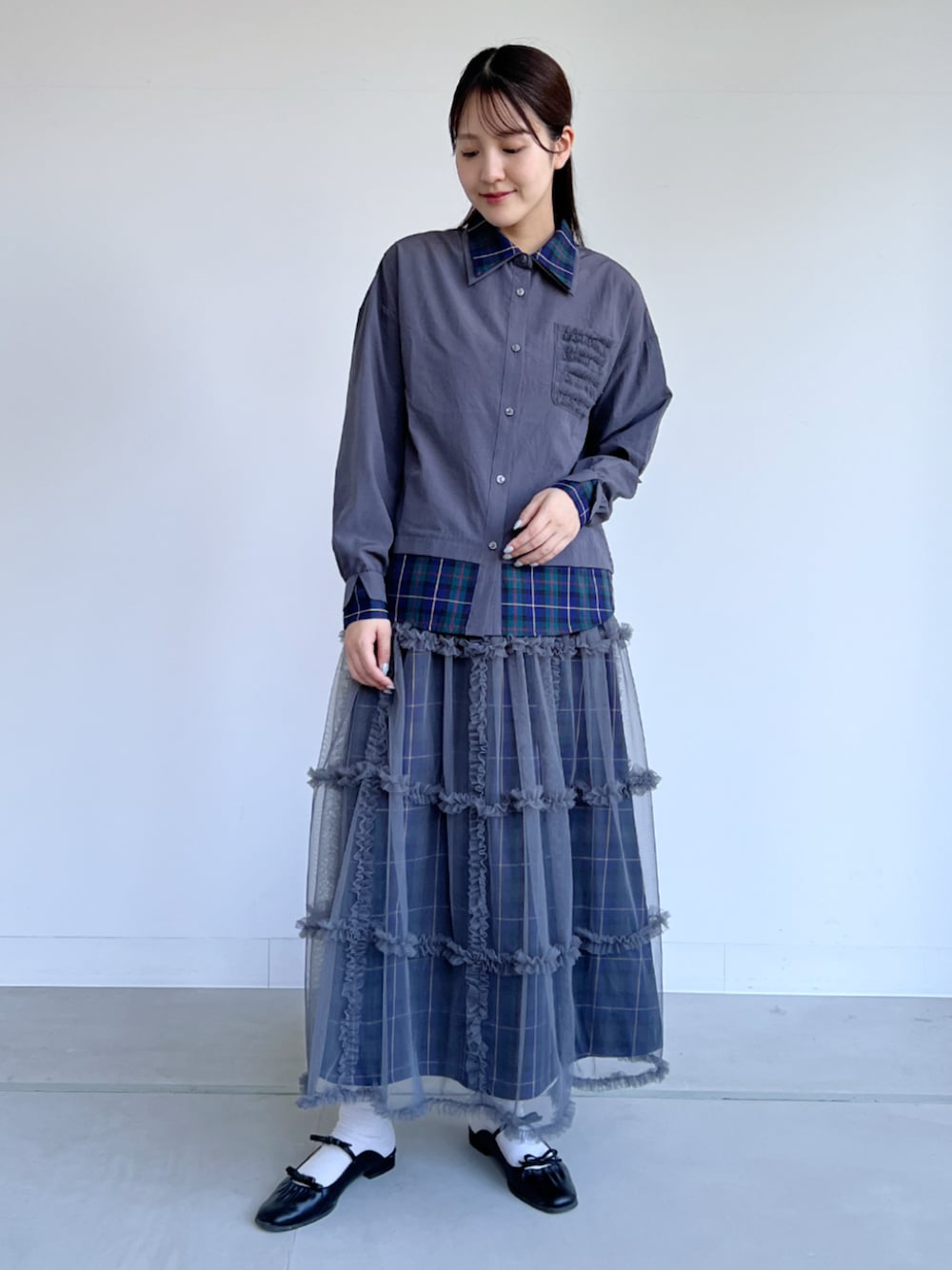 ピンク系のシャツ/ブラウスを着用したレディースの秋コーディネートの1枚目の写真