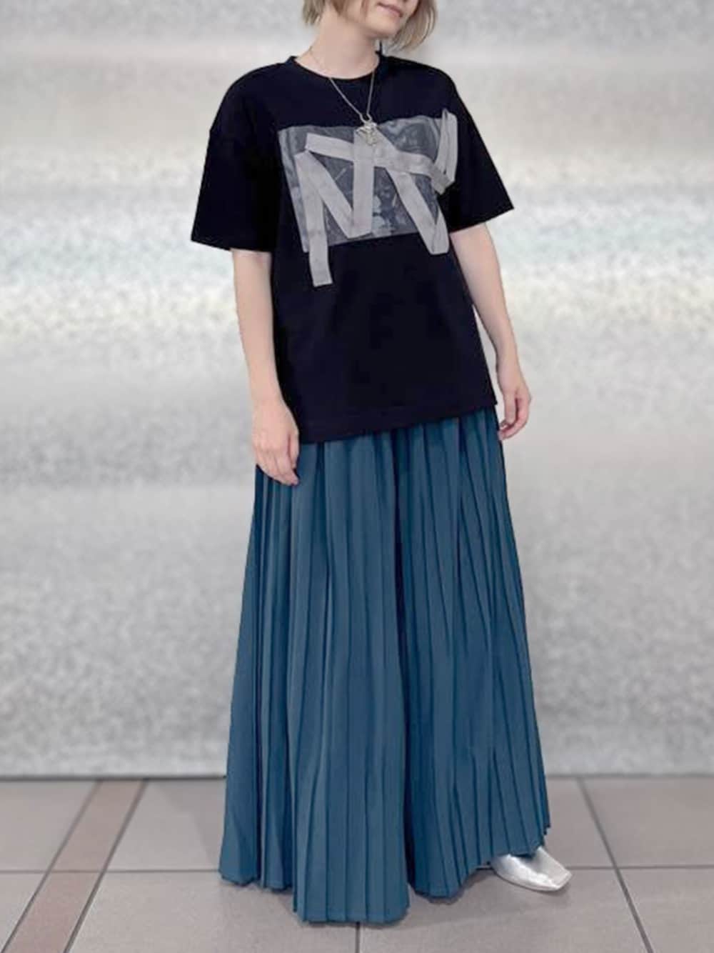 ブルー系のその他パンツ、ホワイト系のTシャツ/カットソーを着用したレディースの夏コーディネートの1枚目の写真