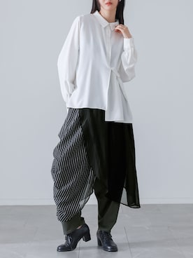 「kOhAKU（コハク）のアシメレイヤードサルエルパンツ（その他パンツ、グレー系）」を使った、osharewalker staffさん（レディース・160cm）の秋コーディネート