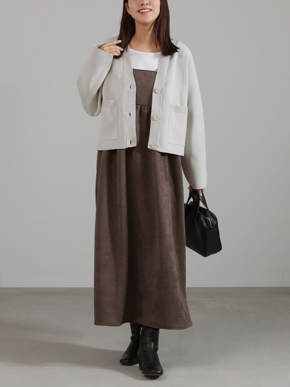 「カーディガン、休日スタイル、大人コーデ、大人女子、ootd、キャミワンピ、オシャレウォーカー、お洒落さんとつながりたい、オトナカワイイ、osharewalker」｜「n'OrLABELの『フェイクスウェードキャミワンピース』（ワンピース、ブラウン系）」を使った、osharewalker staffさん（レディース・165cm）の冬コーディネートの1枚目の写真
