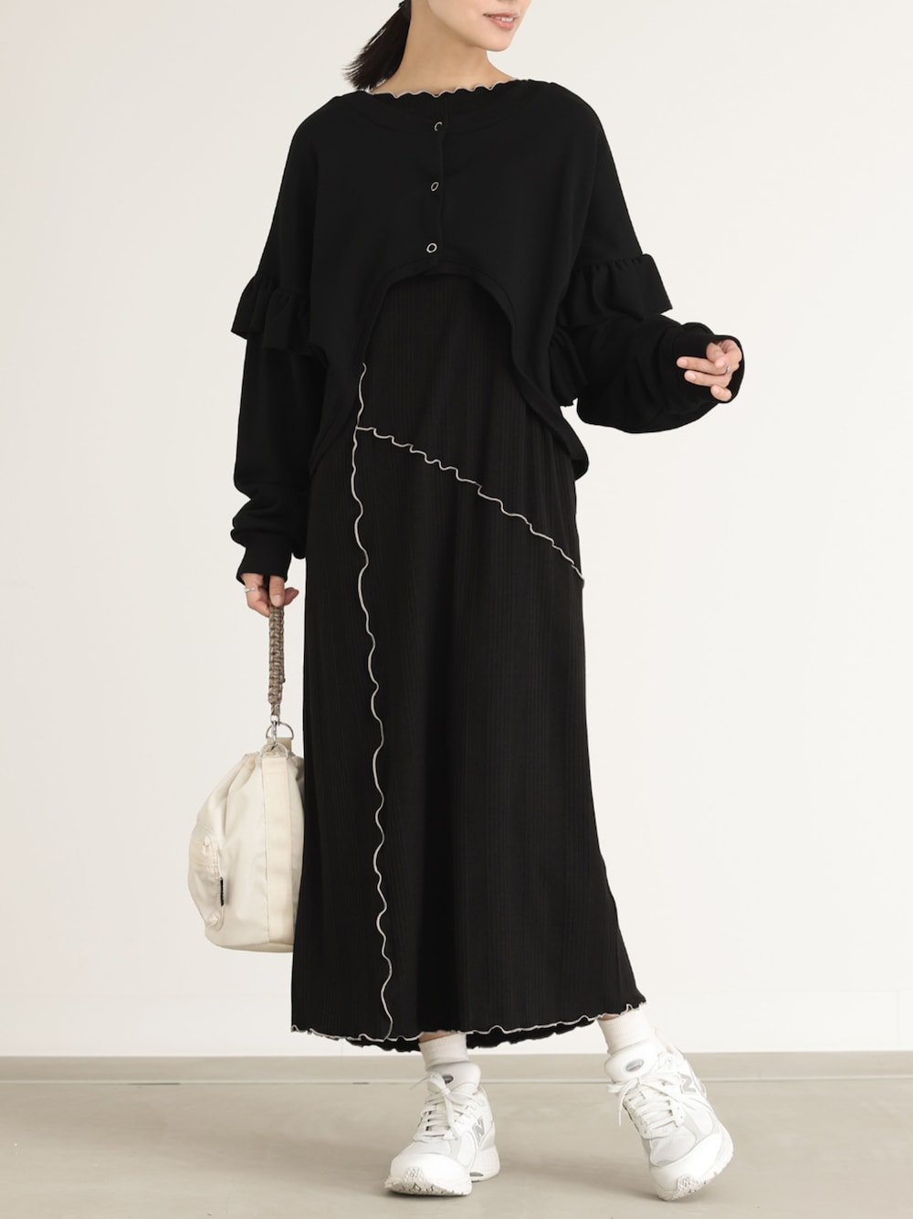 「ワンピース、大人カジュアル、お出かけコーデ、ロングワンピース、楽チンコーデ、オシャレウォーカー、大人かわいい、メロー、osharewalker、秋服準備はじめました」｜「n'OrLABELの『配色メローランダムワンピース』（ワンピース、ブラック系）」を使った、osharewalker staffさん（レディース・161cm）の秋コーディネートの1枚目の写真