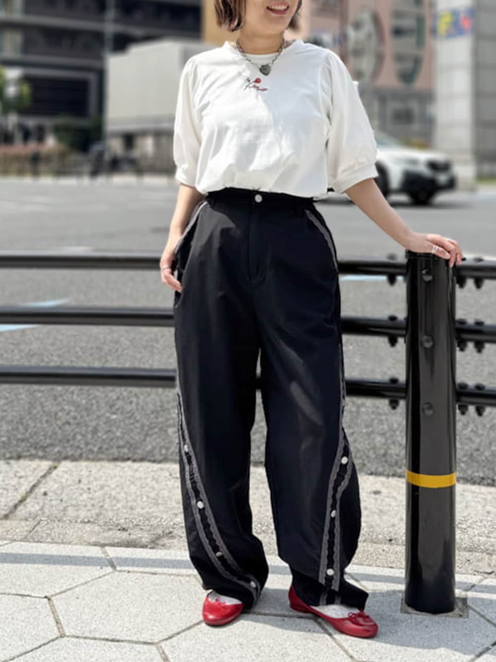 ホワイト系のTシャツ/カットソー、ブラック系のその他パンツを着用したレディースの夏コーディネートの1枚目の写真