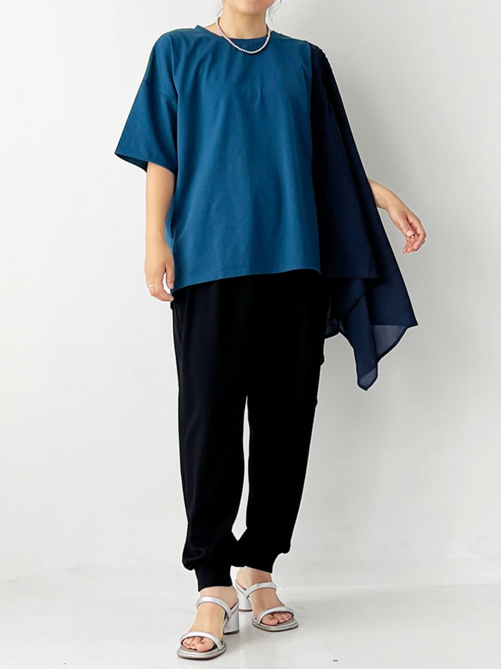 ブラック系のその他パンツ、ブルー系のTシャツ/カットソーを着用したレディースの夏コーディネートの1枚目の写真