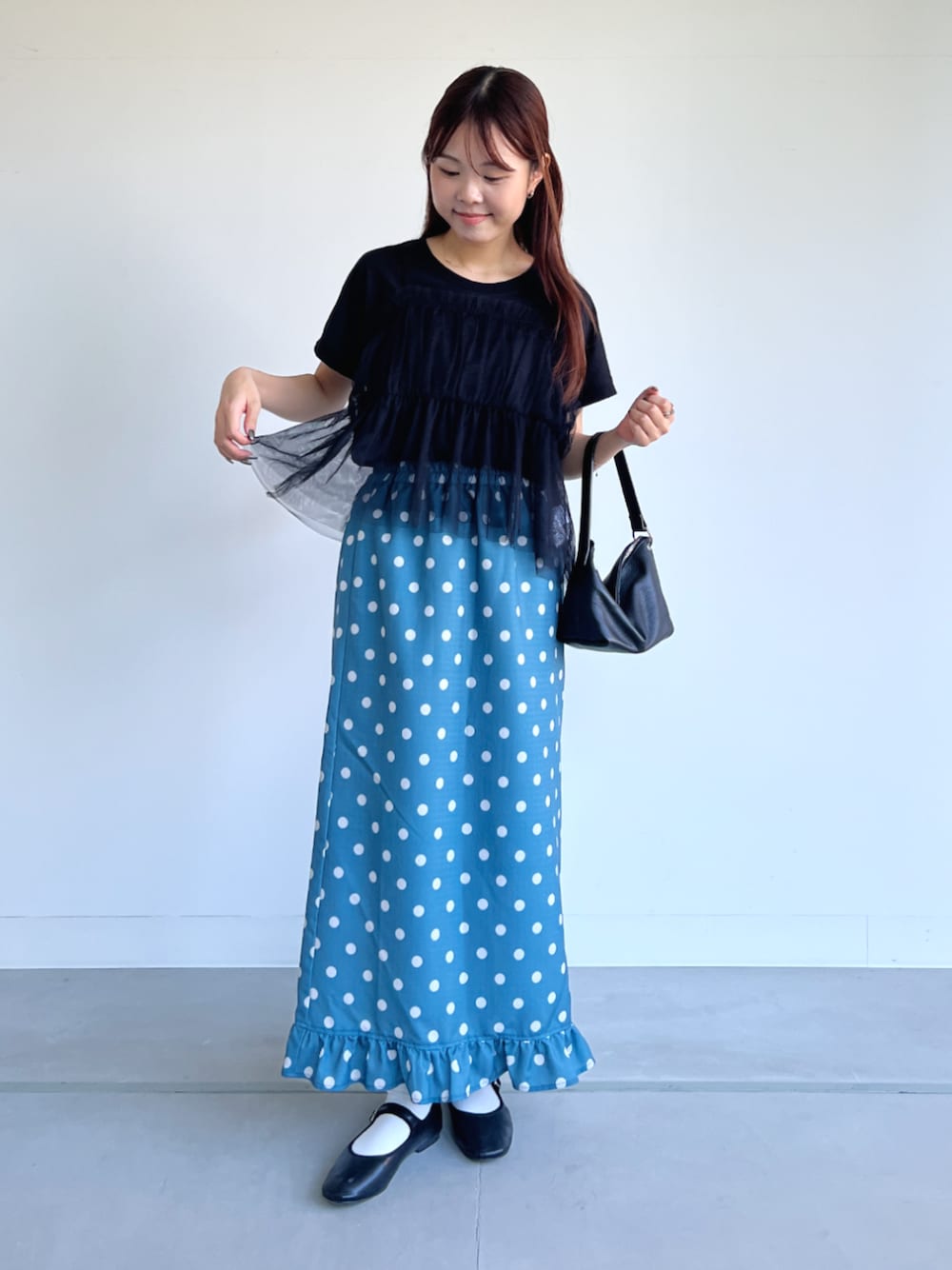 ブルー系のワンピース、ブラック系のTシャツ/カットソー、グリーン系のスカートを着用したレディースの夏コーディネートの1枚目の写真