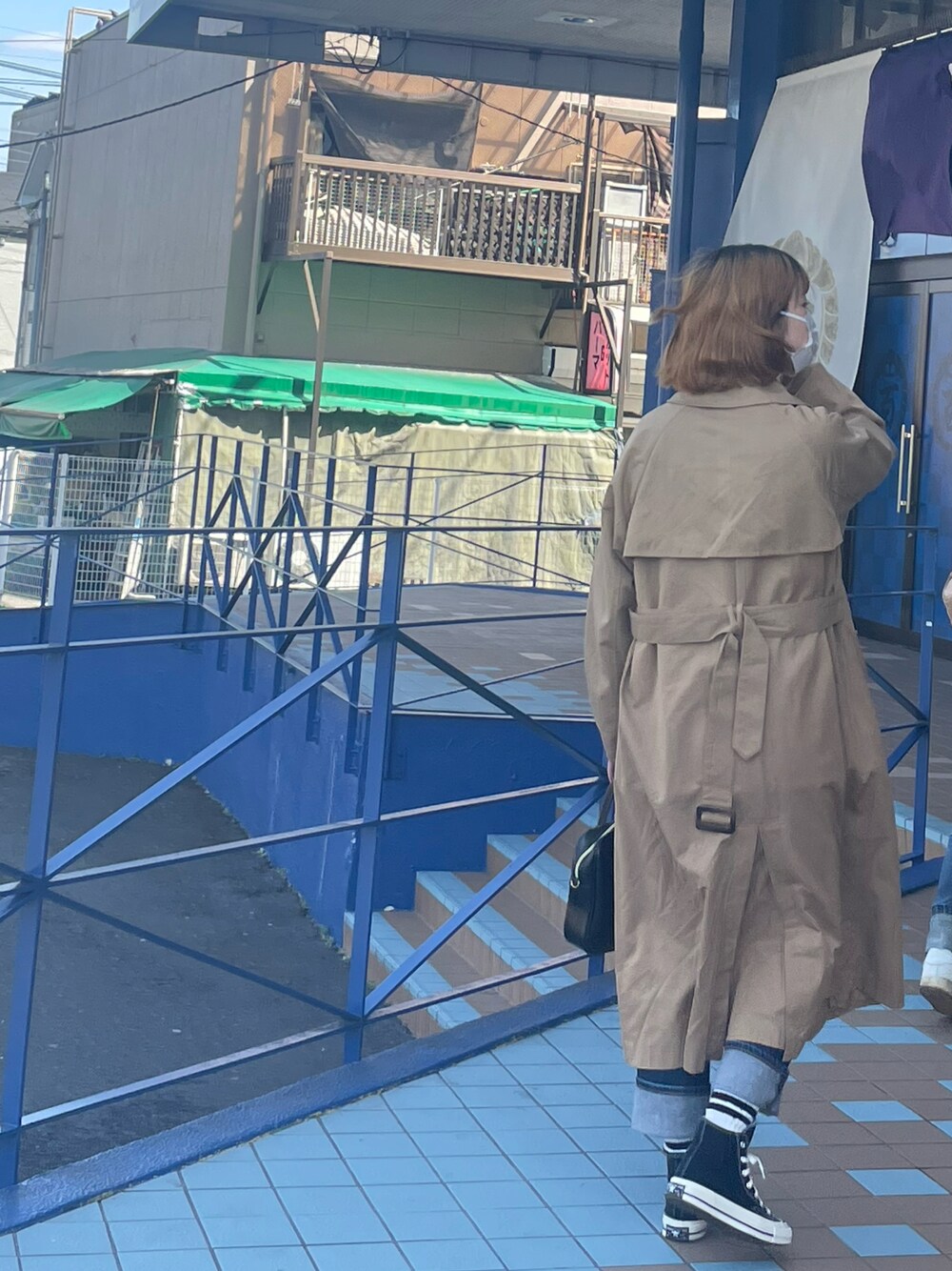 「大人カジュアル、休日スタイル、トレンチコート、デニムパンツ、CT70s、converse、ボーダーソックス、AZUL by moussy、poik、ユニクロ、お出かけコーデ、春コーデ、ootd、お洒落さんとつながりたい、トレンチ」｜「AZUL by moussyのアイテム（トレンチコート、ベージュ系）」を使った、Lunaさん（レディース・163cm）の春コーディネートの1枚目の写真