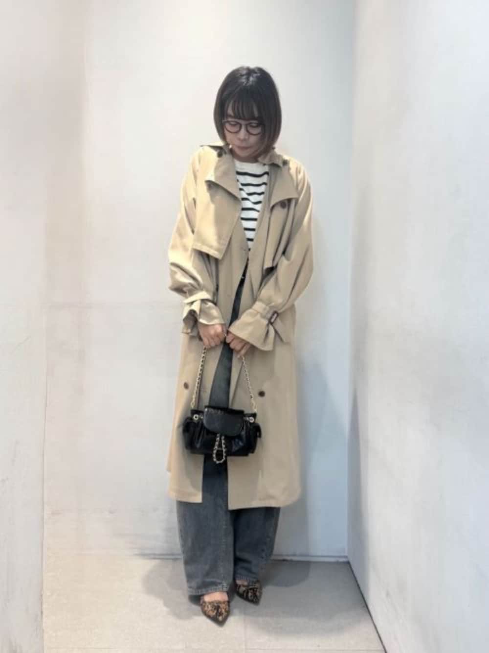 ブラック系のバックパック/リュック、その他のパンプスを着用したレディースの秋コーディネートの1枚目の写真