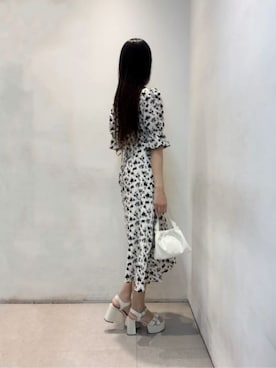 「CHARLES & KEITH（チャールズ & キース）のAlly アリー ルーシュドスローチーバッグ（ショルダーバッグ、ベージュ系）」を使った、CHARLES & KEITHさん（レディース・160cm）の春コーディネート