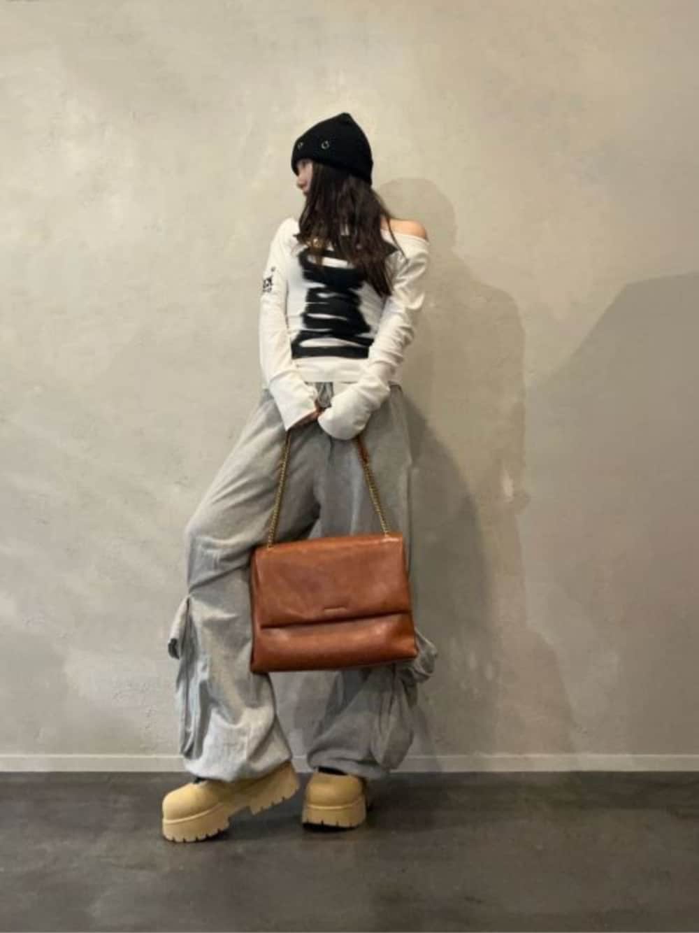 ベージュ系のスリッポンを着用したレディースの冬コーディネートの1枚目の写真