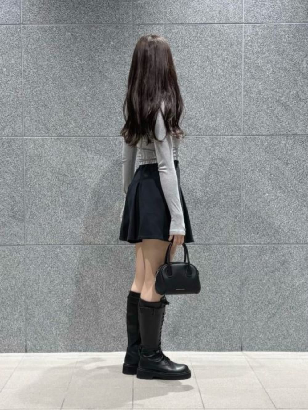 ブラック系のブーツを着用したレディースの秋コーディネートの1枚目の写真