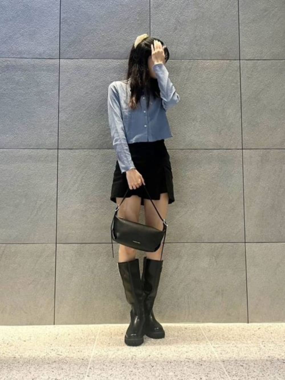 ブラック系のブーツ、ブラック系のショルダーバッグを着用したレディースの秋コーディネートの1枚目の写真