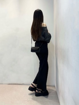 「CHARLES & KEITH（チャールズ & キース）のNasrin ナスリン ジオメトリックロングウォレット（財布、ブラック系）」を使った、CHARLES & KEITHさん（レディース・160cm）の春コーディネート