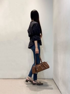 「CHARLES & KEITH（チャールズ & キース）のBritton ブリットン ルーシュドイロンゲイトショルダーバッグ（トートバッグ、ブラウン系）」を使った、CHARLES & KEITHさん（レディース・160cm）の春コーディネート