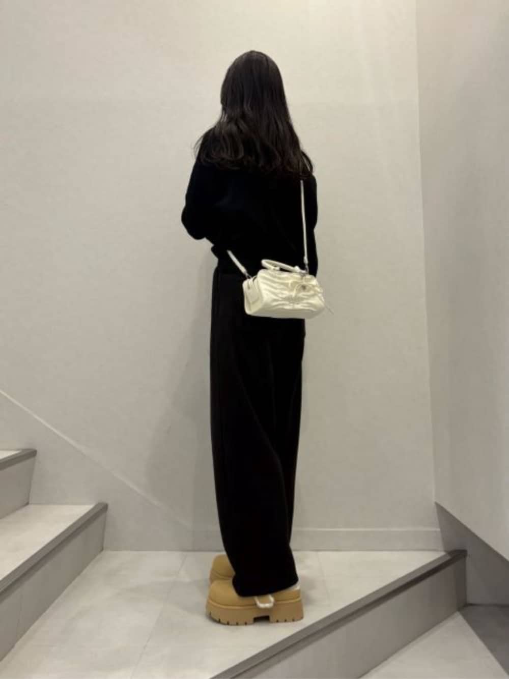 ベージュ系のスリッポンを着用したレディースの冬コーディネートの1枚目の写真