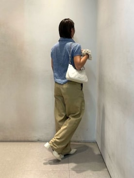 「アイテム（ボディバッグ/ウエストポーチ、ベージュ系）」を使った、CHARLES & KEITHさん（レディース・160cm）の秋コーディネート