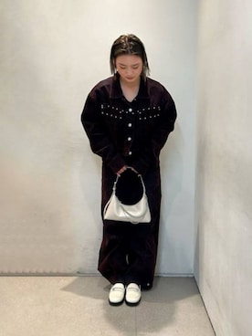 「CHARLES & KEITH（チャールズ & キース）のAtwood アトウッド　クリンクルエフェクトチェーンエンベリシュッドホーボーバッグ（ショルダーバッグ、グレー系）」を使った、CHARLES & KEITHさん（レディース・160cm）の春コーディネート