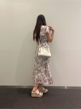 「CHARLES & KEITH（チャールズ & キース）のScottie ミニスコッティー トートバッグ（トートバッグ、ベージュ系）」を使った、CHARLES & KEITHさん（レディース・160cm）の夏コーディネート