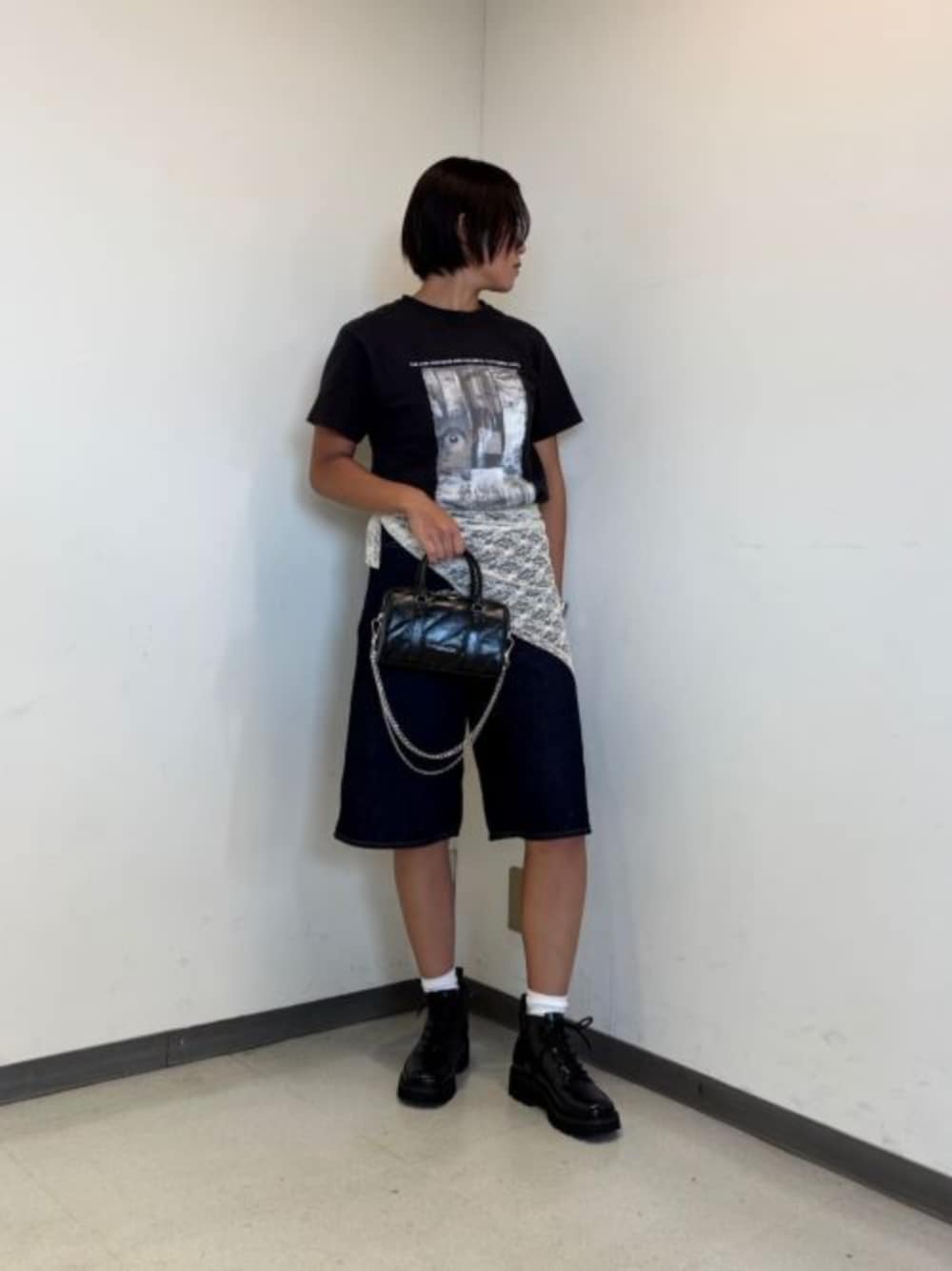 ブラック系のトートバッグ、ブラック系のブーツを着用したレディースの秋コーディネートの1枚目の写真