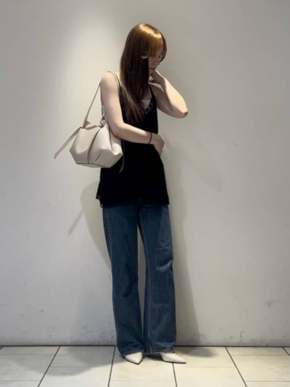 ベージュ系のトートバッグ、ベージュ系のパンプスを着用したレディースの夏コーディネートの1枚目の写真
