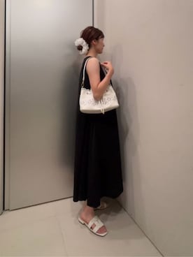 「CHARLES & KEITH（チャールズ & キース）のレザー エンブロイダリー バケツバッグ（ショルダーバッグ、ホワイト系）」を使った、CHARLES & KEITHさん（レディース・160cm）の夏コーディネート