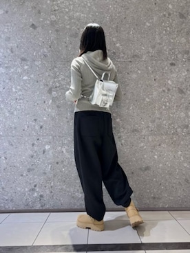 「アイテム（バックパック/リュック、シルバー系）」を使った、CHARLES & KEITHさん（レディース・160cm）の冬コーディネート