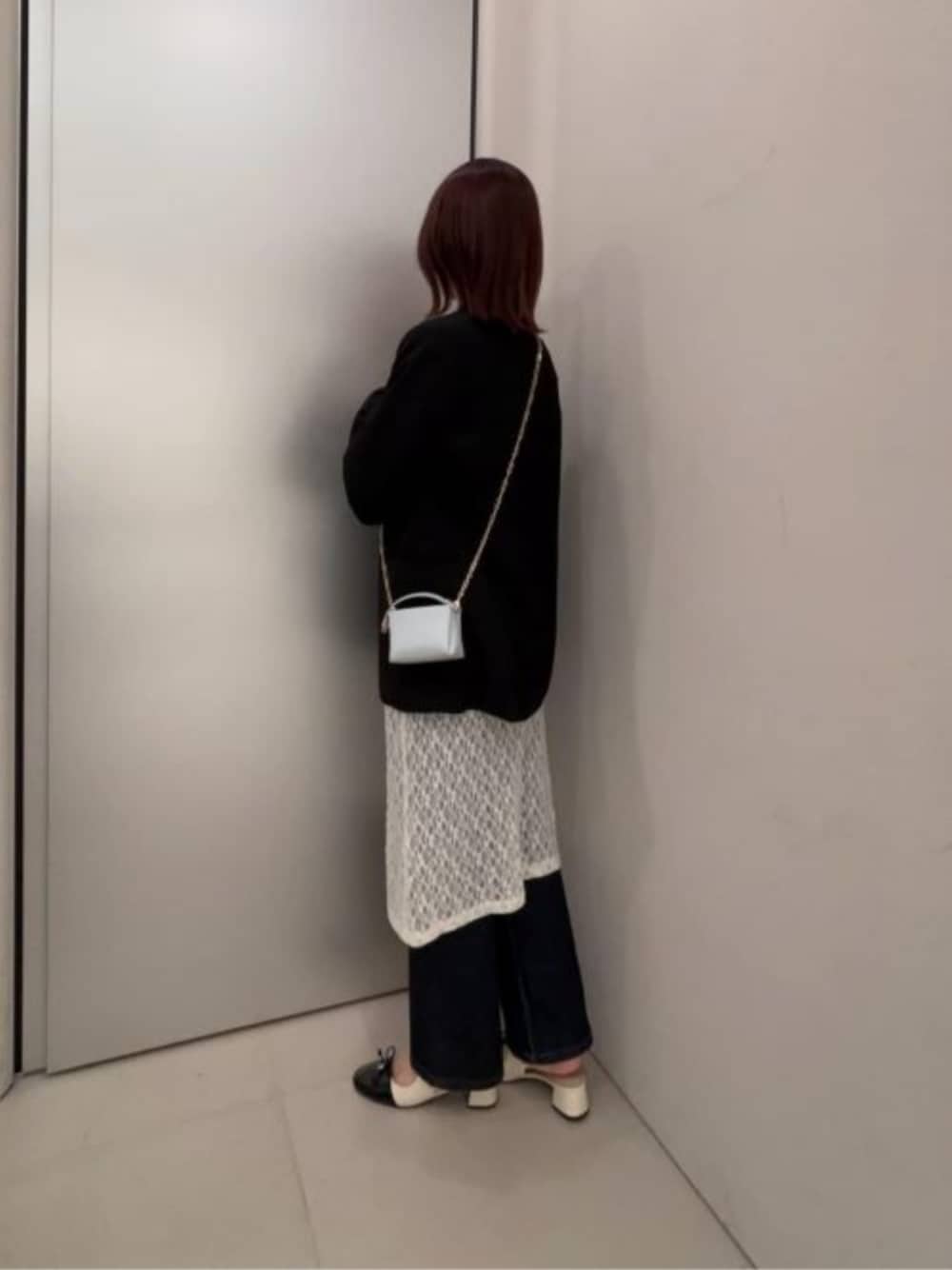 ホワイト系のパンプス、ブルー系のポーチを着用したレディースの春コーディネートの1枚目の写真