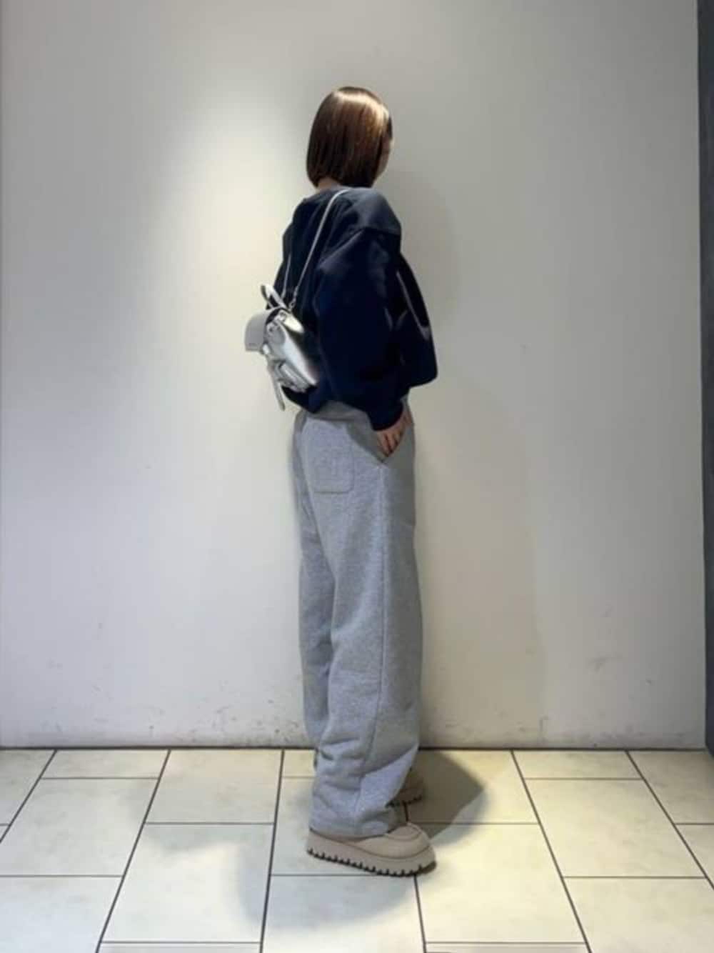 シルバー系のバックパック/リュック、ベージュ系のブーツを着用したレディースの秋コーディネートの1枚目の写真