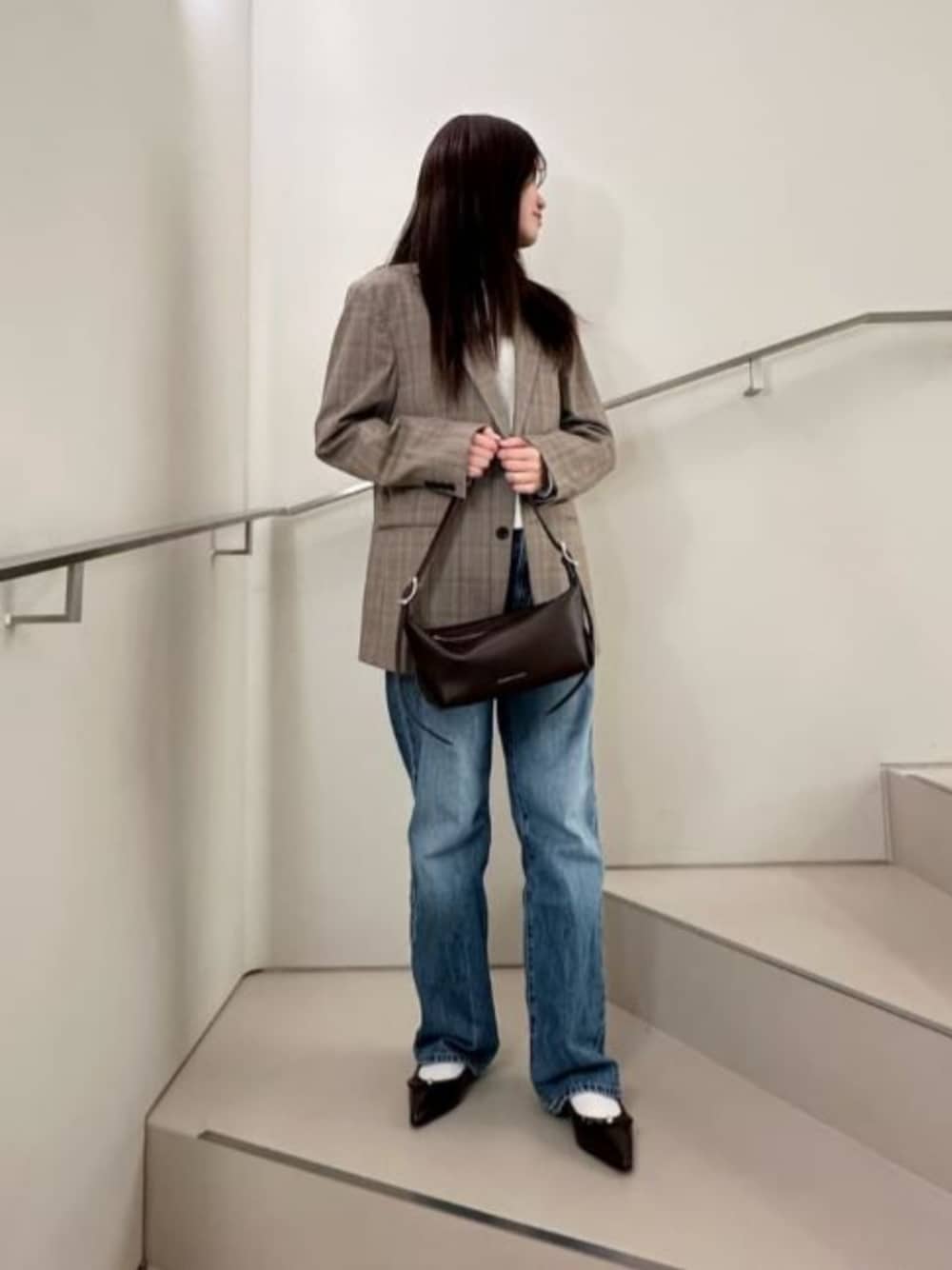 パープル系のショルダーバッグ、レッド系のバレエシューズを着用したレディースの秋コーディネートの1枚目の写真