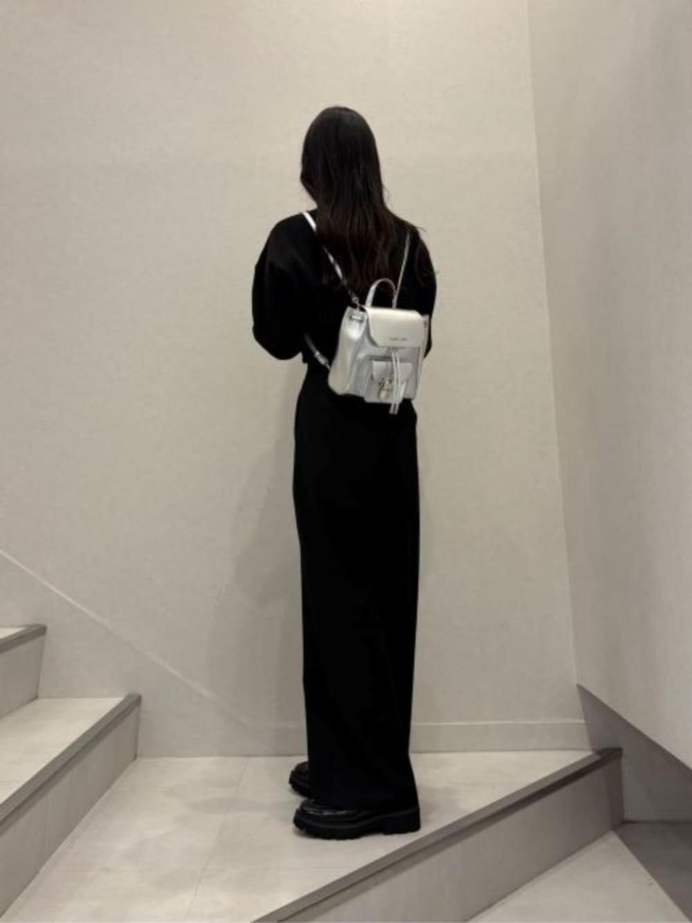 ブラック系のローファー、シルバー系のバックパック/リュックを着用したレディースの秋コーディネートの1枚目の写真