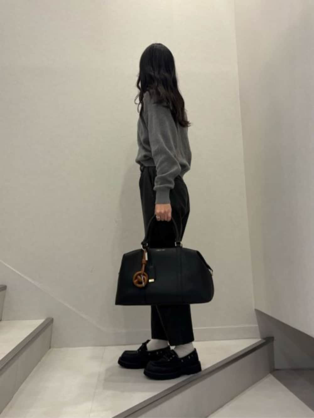 CHARLES & KEITHのボストンバッグを使った人気ファッション