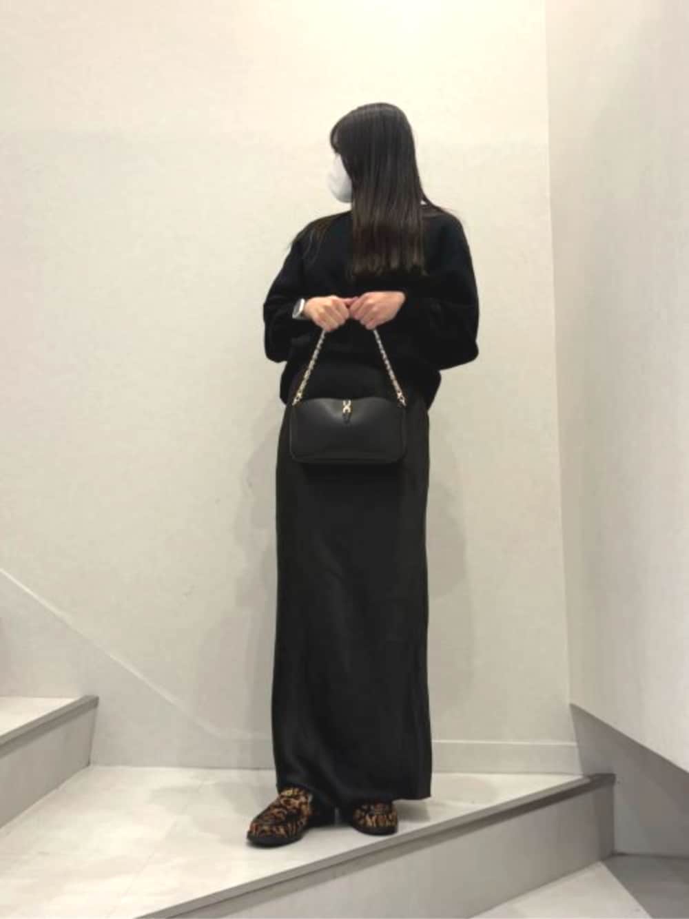 ブラック系のショルダーバッグを着用したレディースの秋コーディネートの1枚目の写真