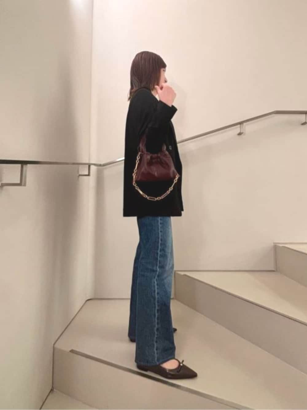 レッド系のバレエシューズを着用したレディースの秋コーディネートの1枚目の写真