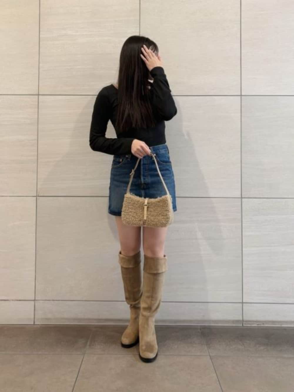 ブラウン系のブーツを着用したレディースの秋コーディネートの1枚目の写真