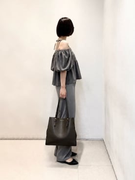 「CHARLES & KEITH（チャールズ & キース）のクラシックダブルハンドル トートバッグ（トートバッグ、ブラウン系）」を使った、CHARLES & KEITHさん（レディース・160cm）の夏コーディネート
