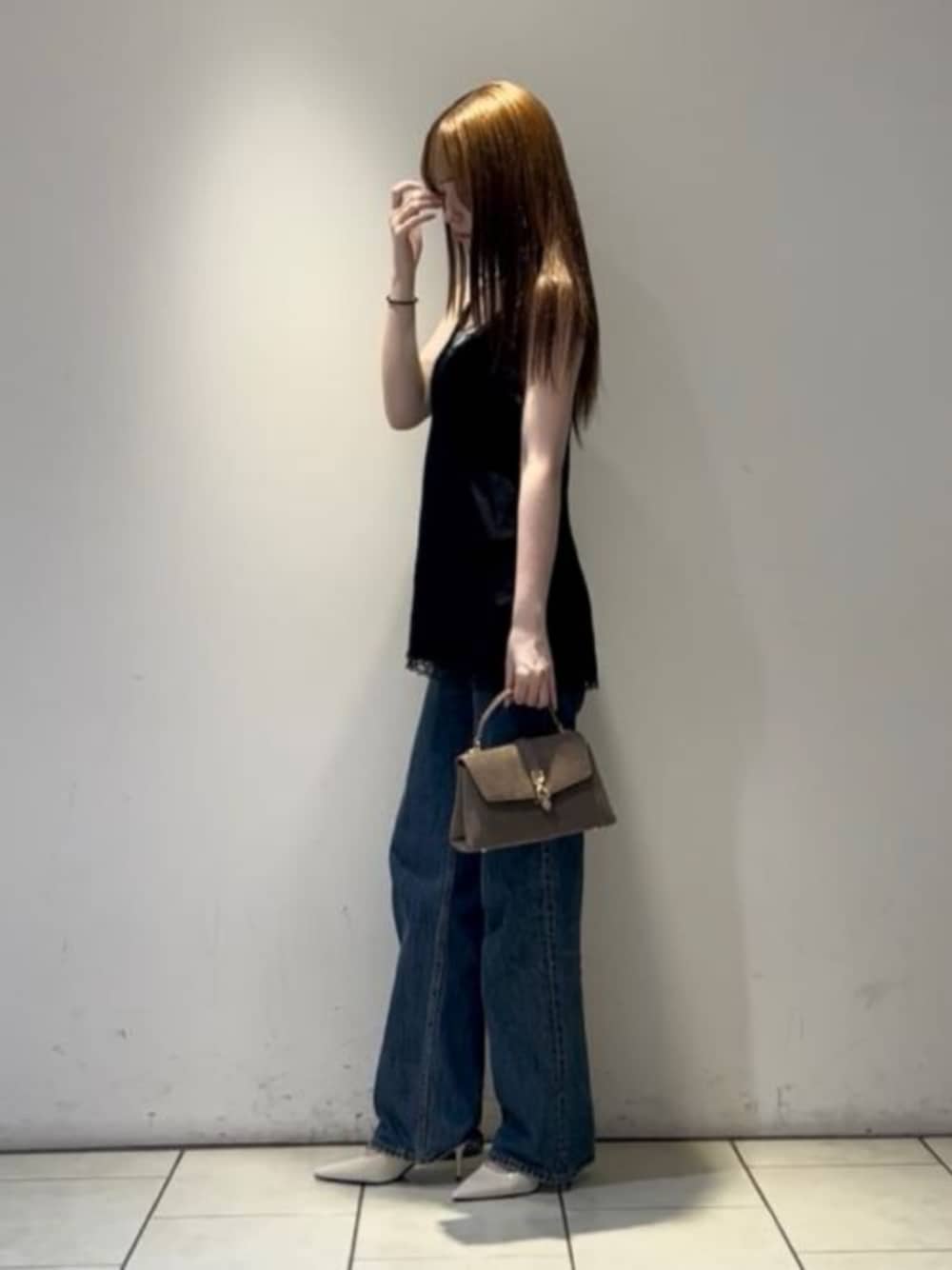 ホワイト系のパンプス、グレー系のハンドバッグを着用したレディースの夏コーディネートの1枚目の写真
