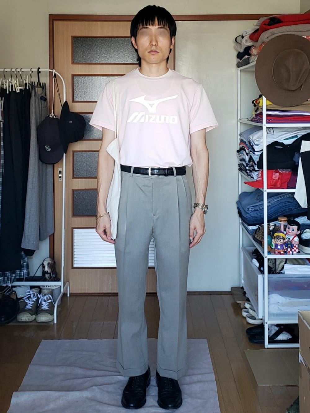 「MIZUNO、ミズノ、スラックス、シャツイン、タックイン」｜「MIZUNOのアイテム（Tシャツ/カットソー、ピンク系）」を使った、Yuukiさん（メンズ・170cm）の秋コーディネートの1枚目の写真