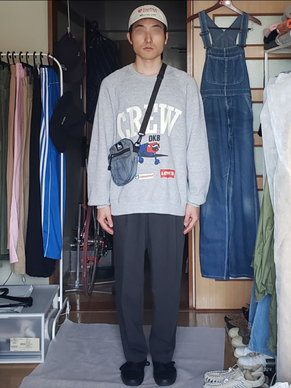 「トレーナー、RUSSELL ATHLETIC、テーパードパンツ、テーパードスラックス、スラックス、クイックポケット、ポーチ、Gregory、キャップ」｜「GREGORYのアイテム（ショルダーバッグ、ブルー系）」を使った、Yuukiさん（メンズ・169cm）の春コーディネートの1枚目の写真