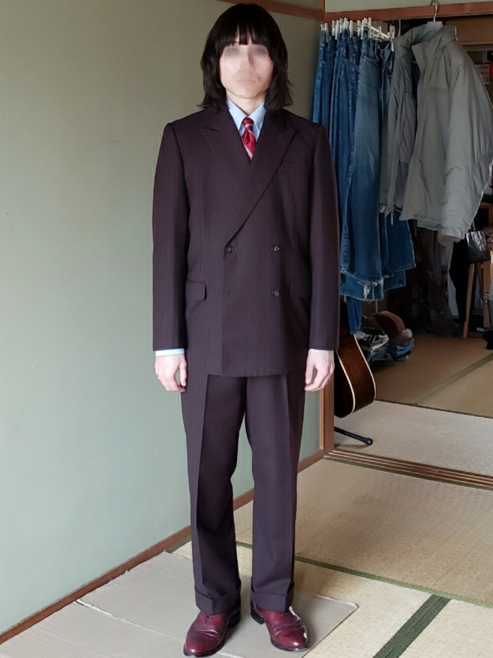 ブルー系のシャツ/ブラウス、ブラウン系のテーラードジャケット、グレー系のジャケット/アウターを着用したメンズの冬コーディネートの2枚目の写真