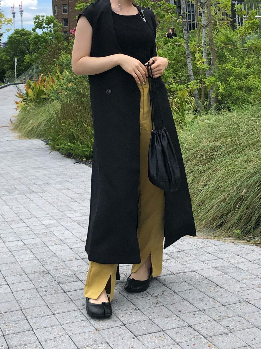 「休日コーデ、ロングジレ、足袋バレエ、巾着バッグ、低身長、低身長コーデ」｜「GUのアイテム（タンクトップ、ブラック系）」を使った、Misaki☺︎さん（レディース・145cm）の秋コーディネートの1枚目の写真