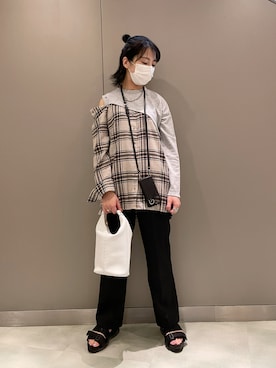 「チェックシャツ」｜「アイテム（PC・スマホグッズ/家電）」を使った、なべさん（レディース・161cm）の夏コーディネート