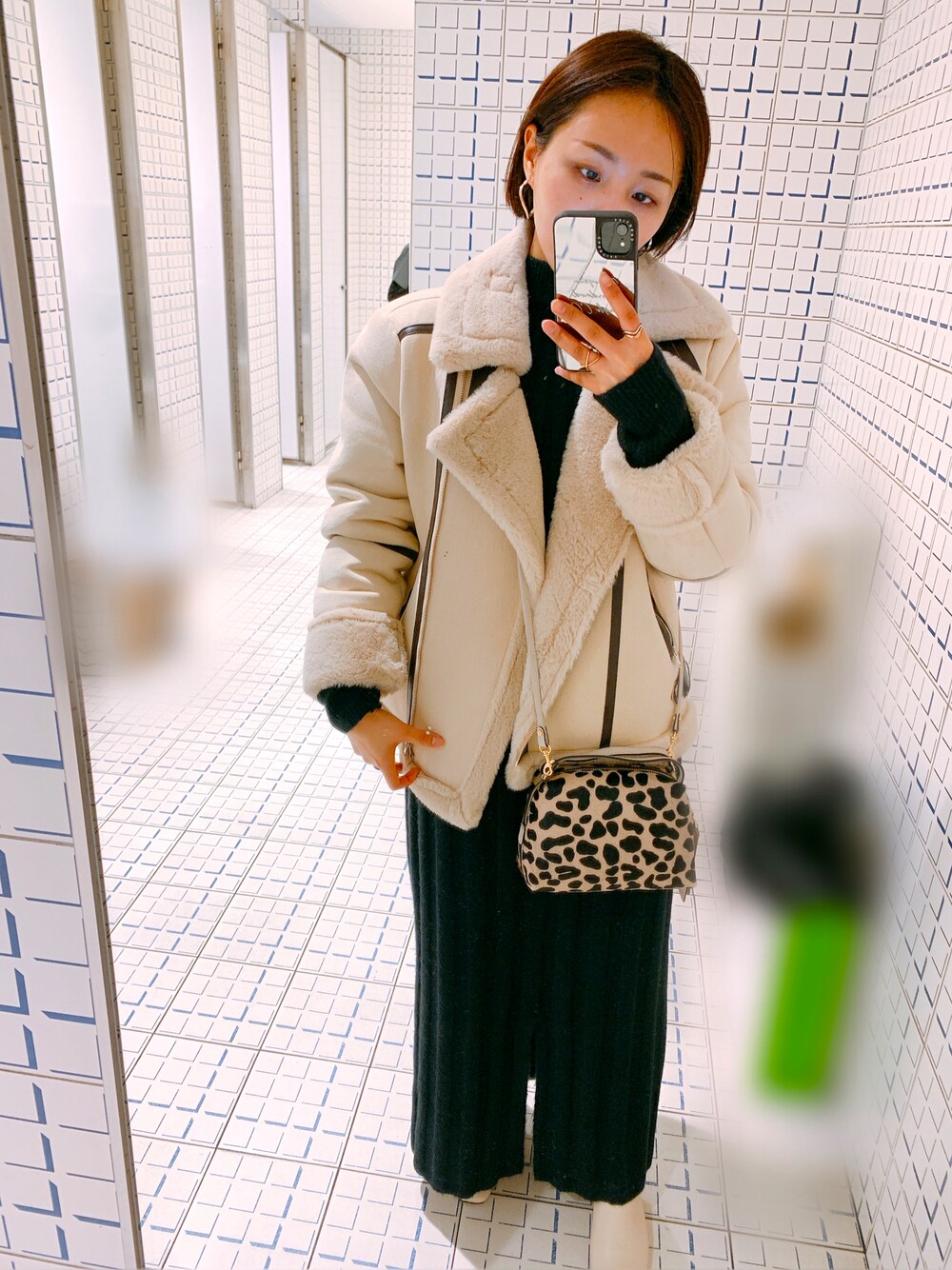 「冬コーデ、低身長コーデ、モノトーンコーデ、オーバーサイズ、大人女子、私の推しブランド、ムートンコート、レオパード、GIANNI　CHIARINI、SENSE OF PLACE by URBAN RESEAR、dholic、publux、おしゃれさんと繋がりたい、韓国スタイル、いいね、save、フォローお願いします🤑」｜「PUBLUXのアイテム（ムートンコート、ベージュ系）」を使った、아야노さん（レディース・152cm）の冬コーディネートの1枚目の写真