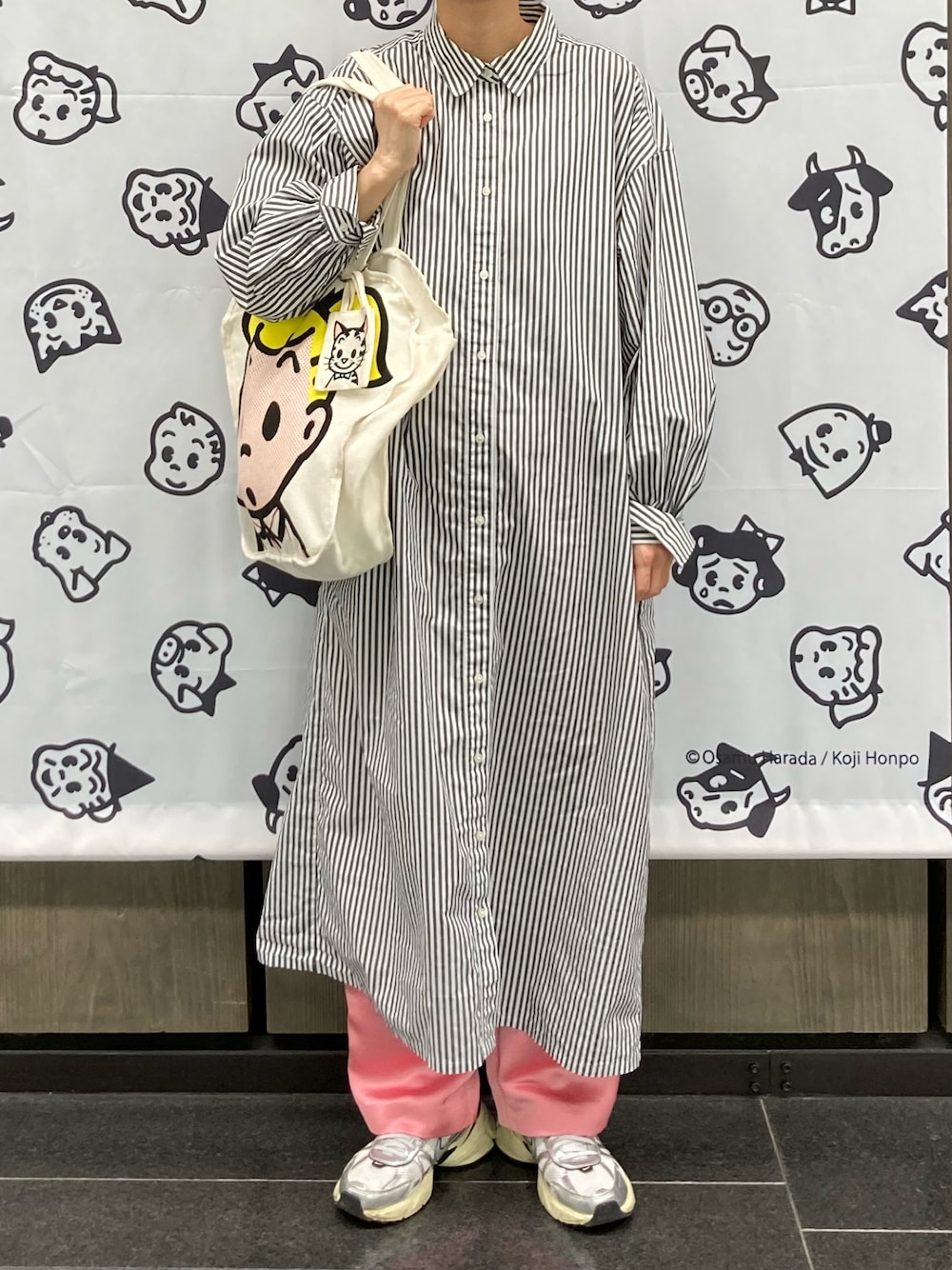 「シンプル、シャツワンピ、ロングシャツ、ワンピース、ストライプ、ピンク、サテンパンツ、スニーカー、メタリック、NIKE、原田治展」｜「A part byのムジガラロングシャツワンピース（ワンピース、ブラック系）」を使った、Rabbitsekine🐰さん（レディース・163cm）の夏コーディネートの1枚目の写真