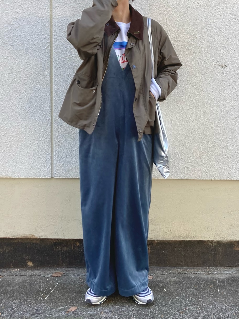 「サロペット、ベロア、ブルー、barbour、spey、NIKE、AIR MAX、メタリック、トートバッグ、スウェット、カーキ、ミリタリー」｜「BEAMS BOYのBarbour × BEAMS BOY / 別注 SPEY（ブルゾン、グリーン系）」を使った、Rabbitsekine🐰さん（レディース・163cm）の冬コーディネートの1枚目の写真