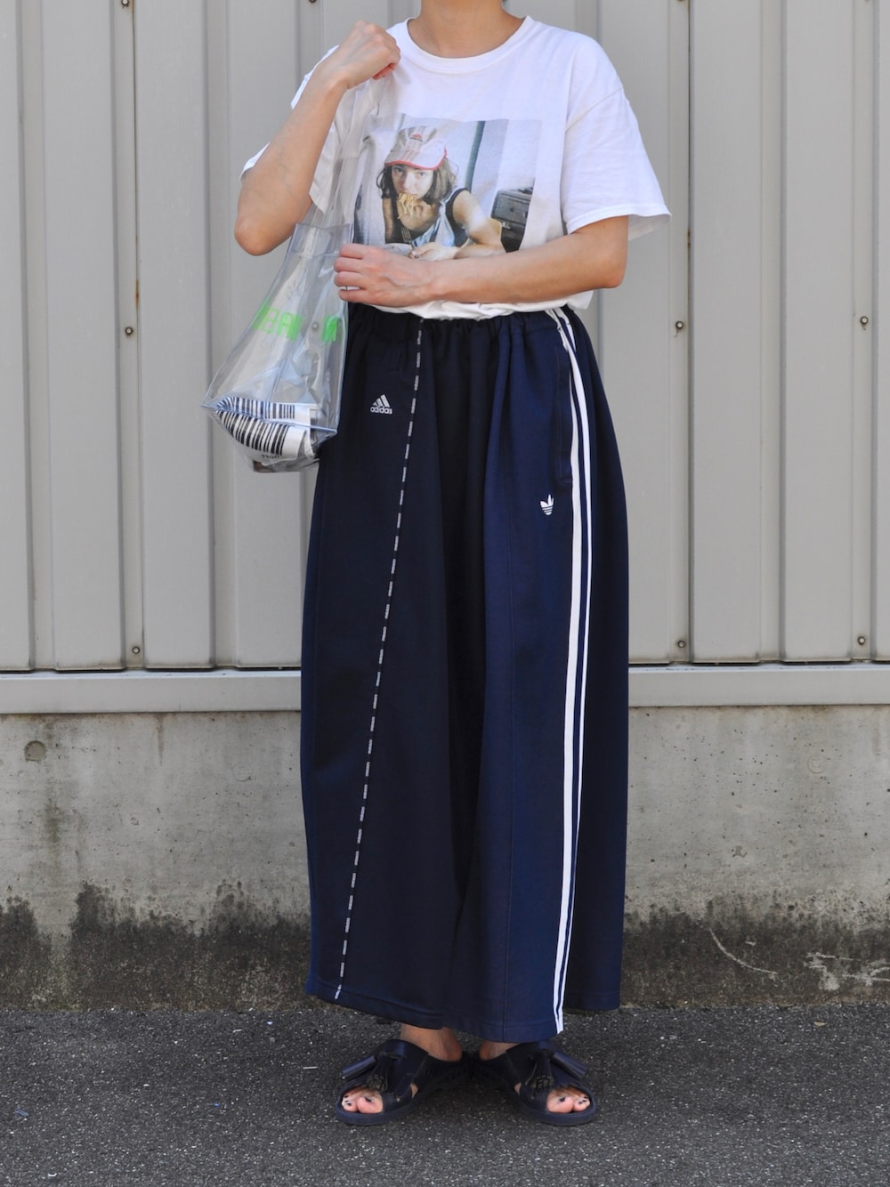 「フォトT、白Tシャツ、リメイク、スカート、アクロンリメイク✂️、bensan、クリアバッグ、ビニールバッグ、エコバッグ」｜「JOURNAL STANDARDのStella Donnelly / ステラ・ドネリー 1◆（Tシャツ/カットソー、ホワイト系）」を使った、Rabbitsekine🐰さん（レディース・163cm）の夏コーディネートの1枚目の写真