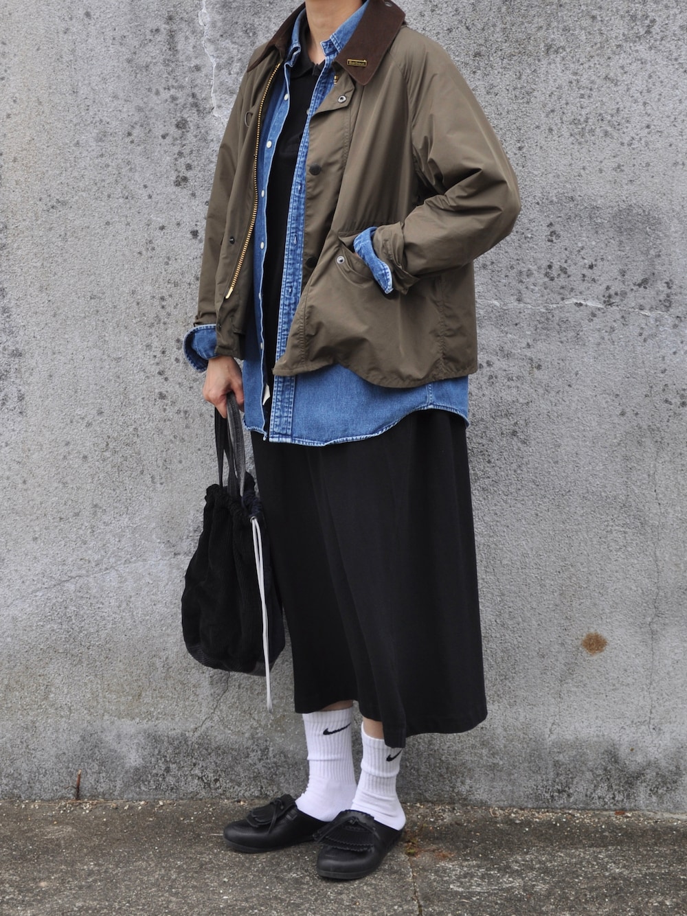 「ワンピース、レイヤードスタイル、デニム、デニムシャツ、古着MIX、barbour、巾着バッグ、シンプルコーデ、カーキ、ミリタリー」｜「BEAMS BOYのLACOSTE × BEAMS BOY / 別注 ピケ ドレス（ワンピース、ブラック系）」を使った、Rabbitsekine🐰さん（レディース・163cm）の秋コーディネートの1枚目の写真