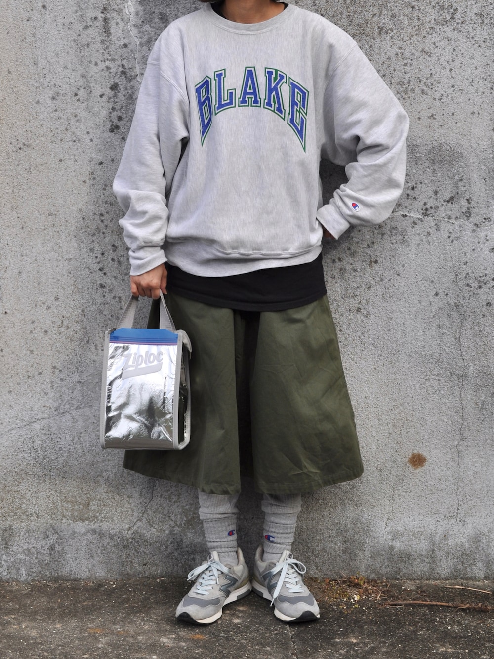 「古着、スウェット、グレー、New Balance、カーキ、Champion、古着MIX、グルカスカート、REVERSE WEAVE、ziploc、leno&co」｜「Championのアイテム（スウェット、グレー系）」を使った、Rabbitsekine🐰さん（レディース・163cm）の秋コーディネートの1枚目の写真