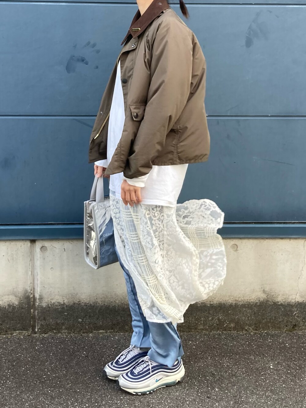 「barbour、NIKE、AIRMAX97、サテンパンツ、レース、レーススカート、レイヤードスタイル、シルバー、メタリック、秋コーデ、ミリタリー、カーキ、重ね着」｜「BEAMS BOYのBarbour × BEAMS BOY / 別注 SPEY（ブルゾン、グリーン系）」を使った、Rabbitsekine🐰さん（レディース・163cm）の秋コーディネートの1枚目の写真