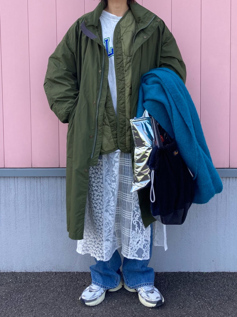 「モッズコート、ロングコート、カーキ、ミリタリー、キルティングジャケット、古着MIX、レース、デニム、UNIQLO、NIKE、レイヤードスタイル、スウェット、Champion」｜「Championのアイテム（スウェット、グレー系）」を使った、Rabbitsekine🐰さん（レディース・163cm）の冬コーディネートの1枚目の写真